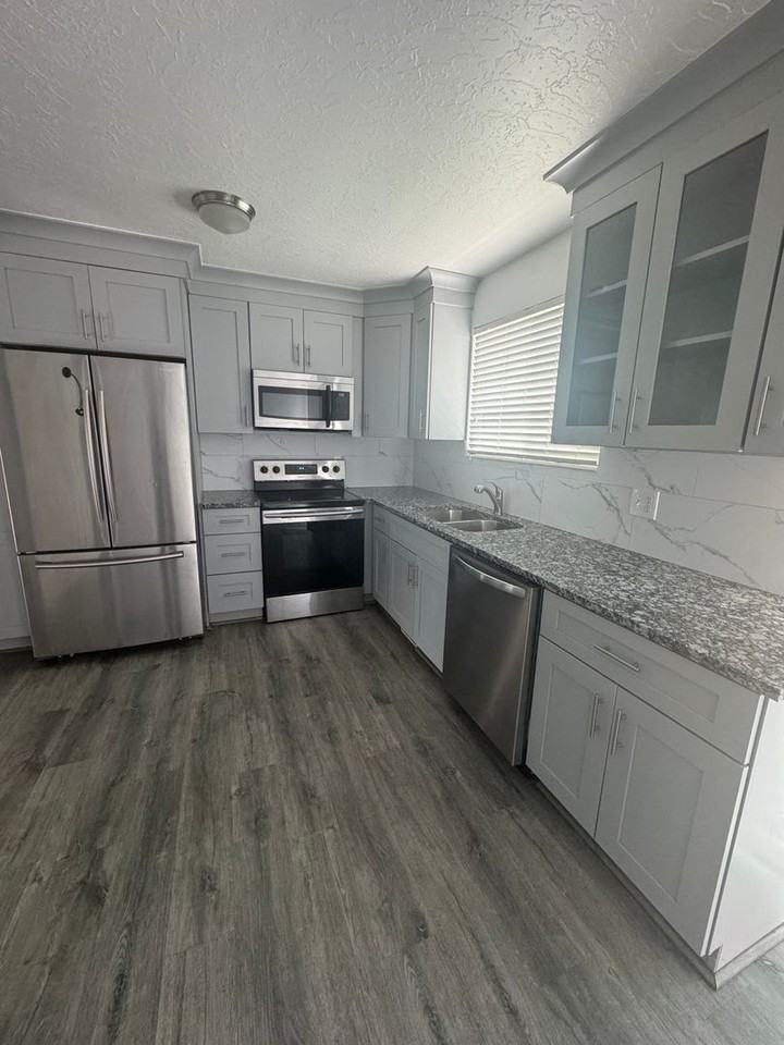 549 E 575 N - Photo 4 of 17