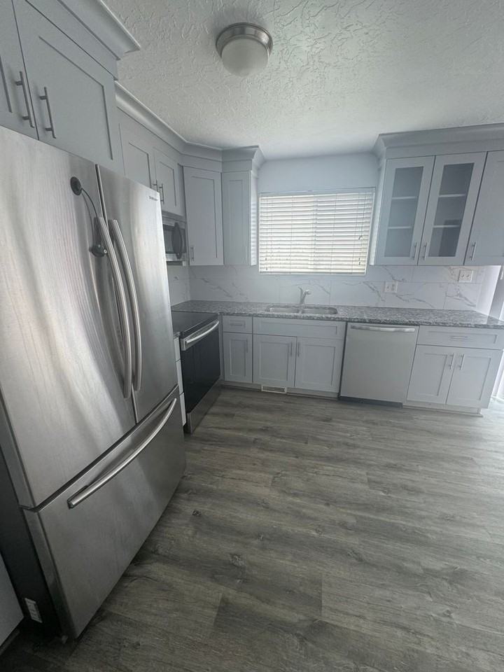 549 E 575 N - Photo 5 of 17