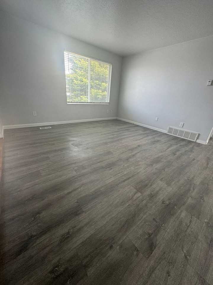 549 E 575 N - Photo 7 of 17