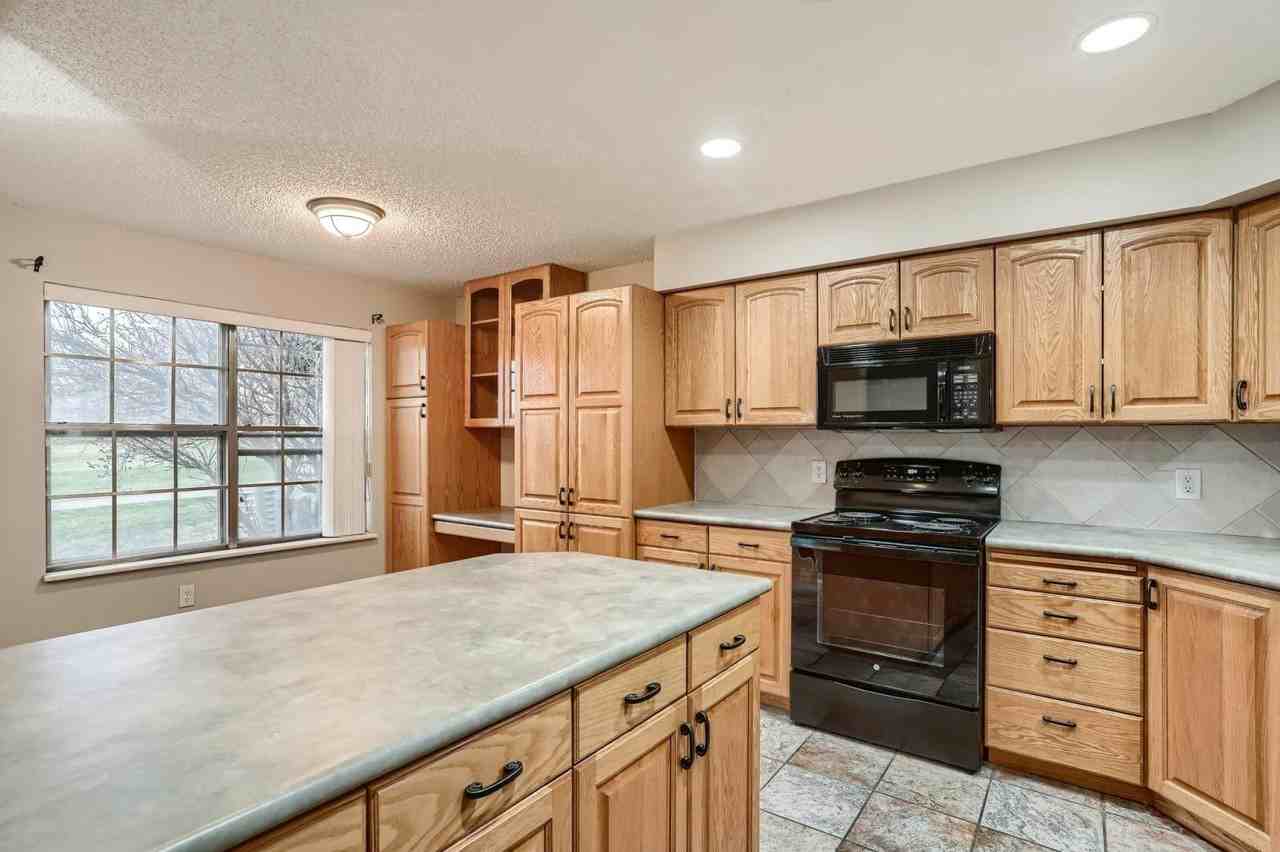 2528 South Vaughn Way, Unit D - Photo 3 of 27