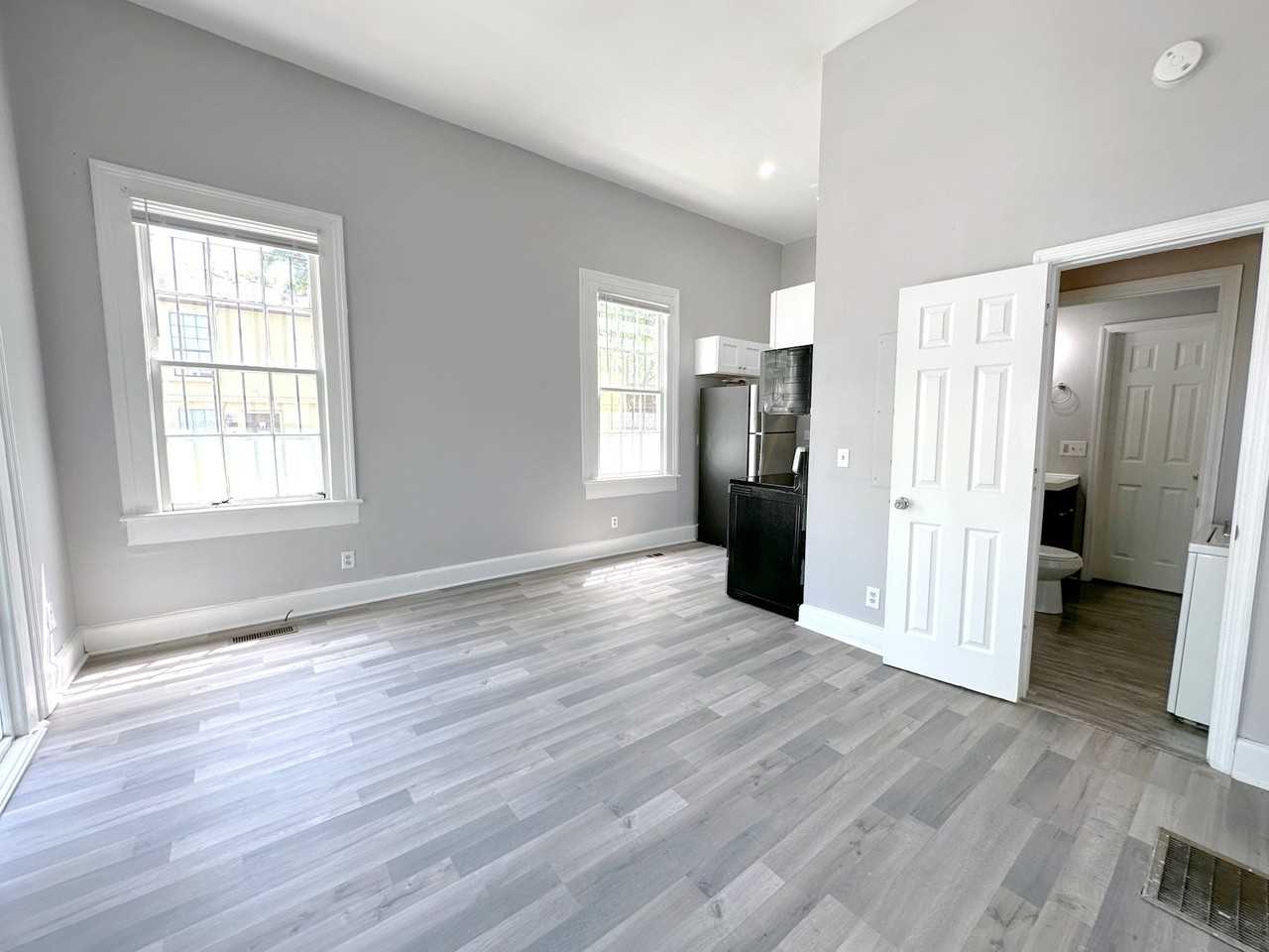 313 East Henry Street, Unit A - Photo 4 of 8