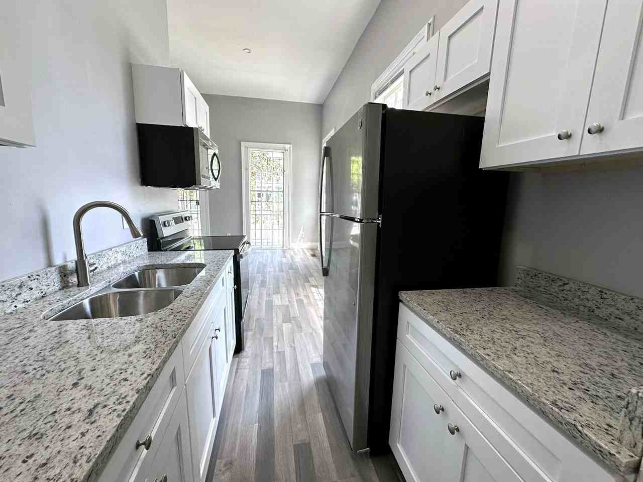 313 East Henry Street, Unit A - Photo 5 of 8