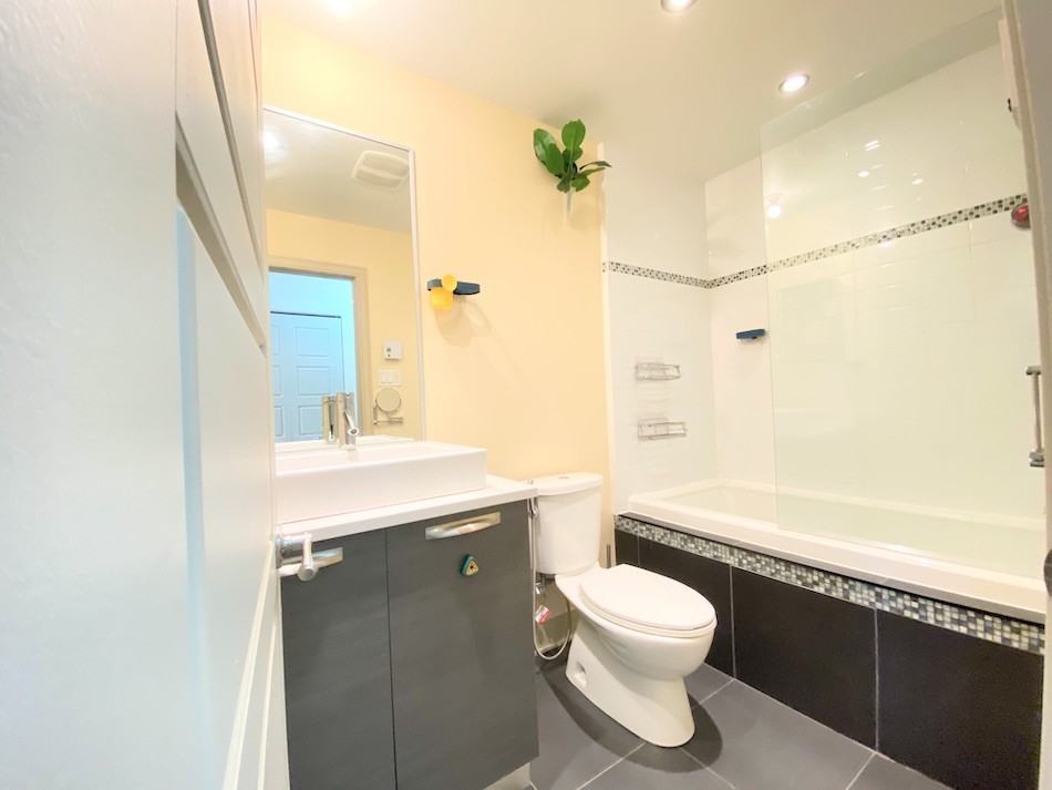 795 Chemin du BordduLacLakeshore, Dorval, QC H9S 0A8 Studio