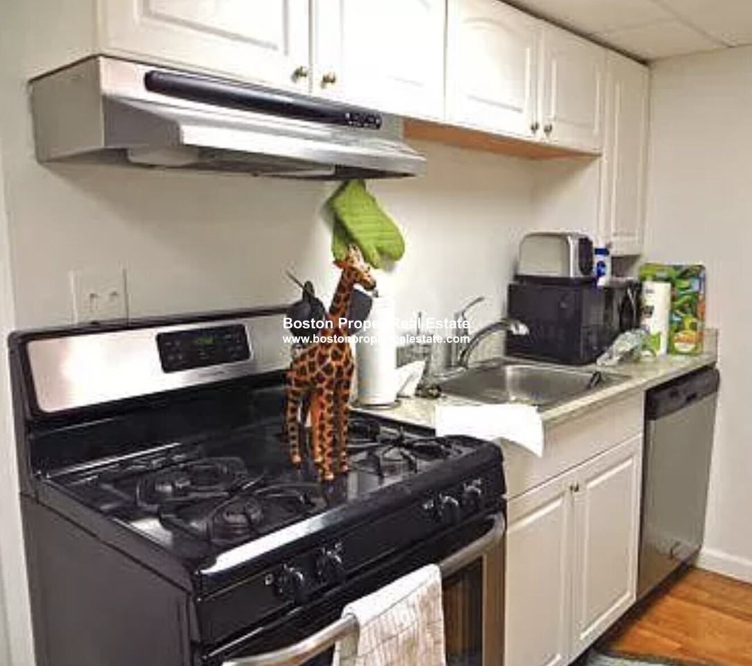 32 Irving St #B - Photo 2 of 7
