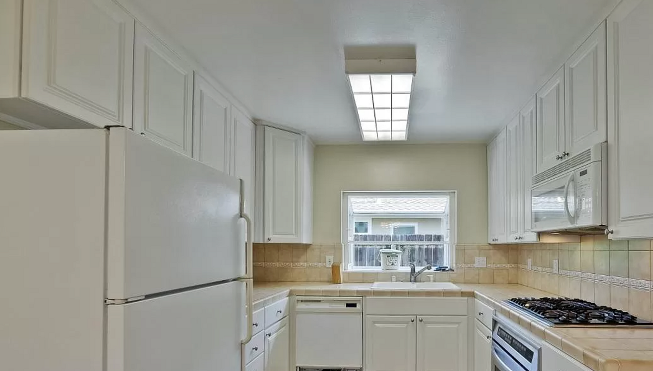907 Embarcadero Rd - Photo 6 of 10