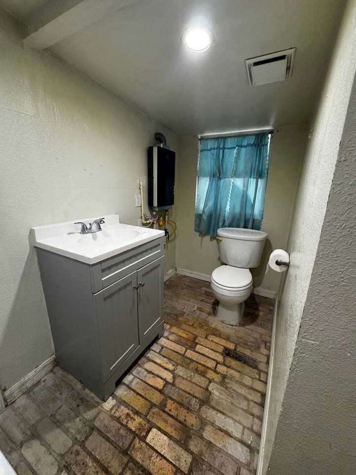 315 Ne 18th St - Photo 3 of 12