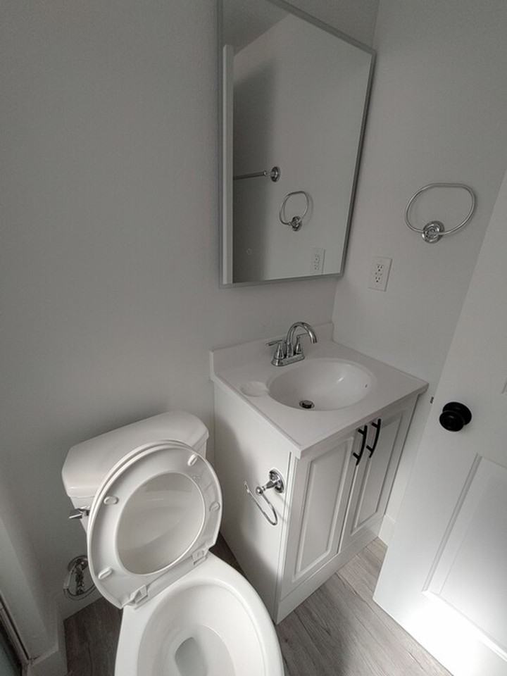 Private Bed AND BATH in co - Photo 6 of 7