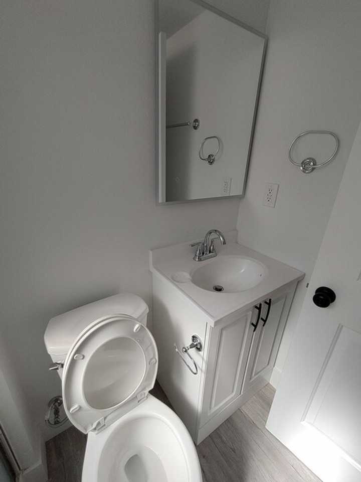 Private Bed AND BATH in co - Photo 6 of 7