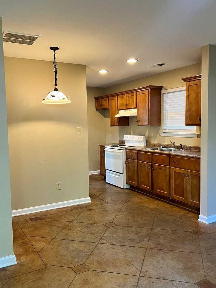7754 Commodore Rd - Photo 4 of 11