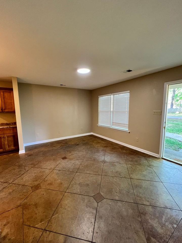 7754 Commodore Rd - Photo 6 of 11