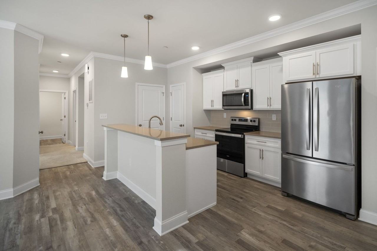 806 W Creek Ln - Photo 4 of 35