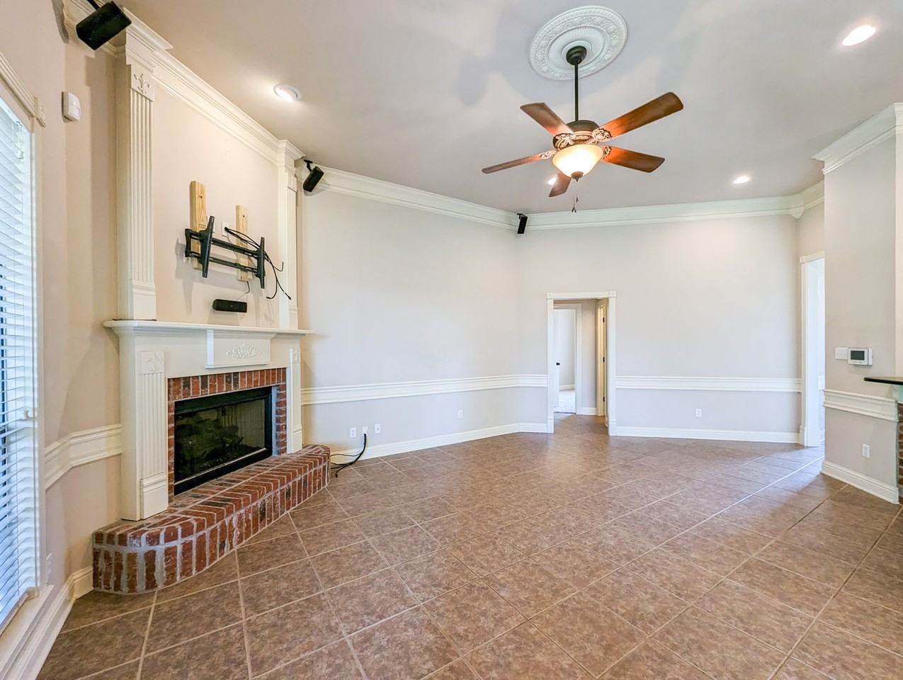 220 Ixworth Ave - Photo 2 of 19