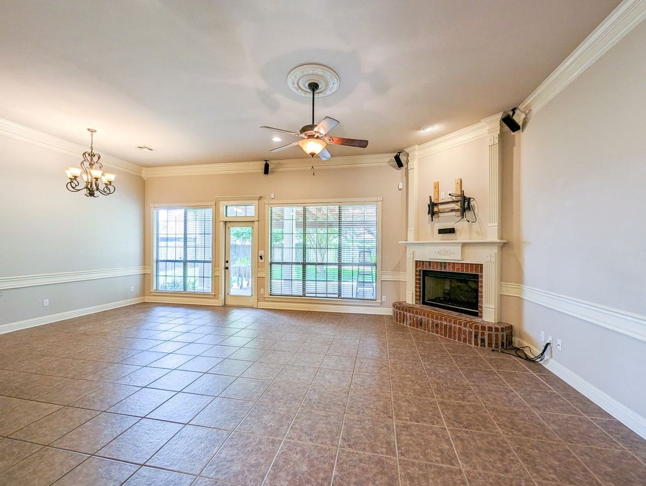 220 Ixworth Ave - Photo 3 of 19