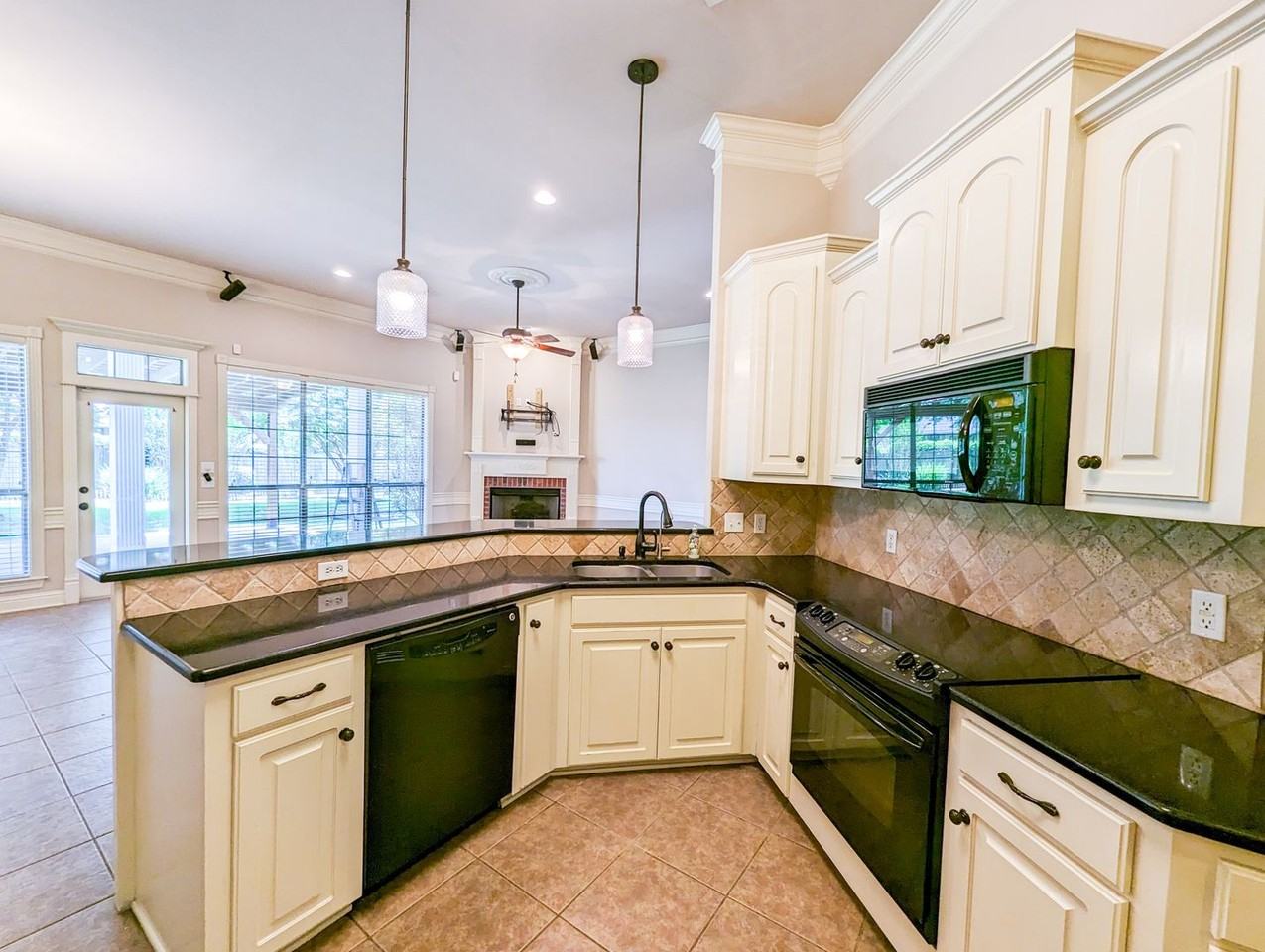 220 Ixworth Ave - Photo 4 of 19