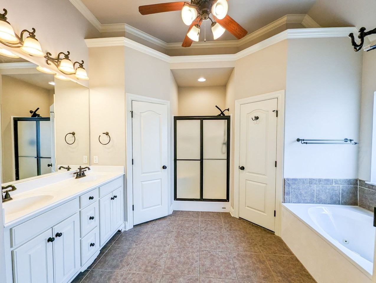 220 Ixworth Ave - Photo 7 of 19