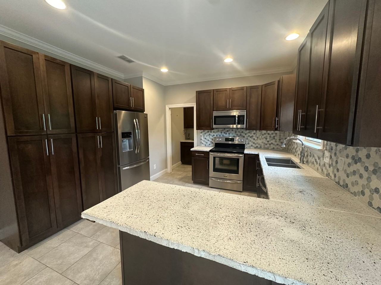 514 Sapphire Dr - Photo 7 of 49