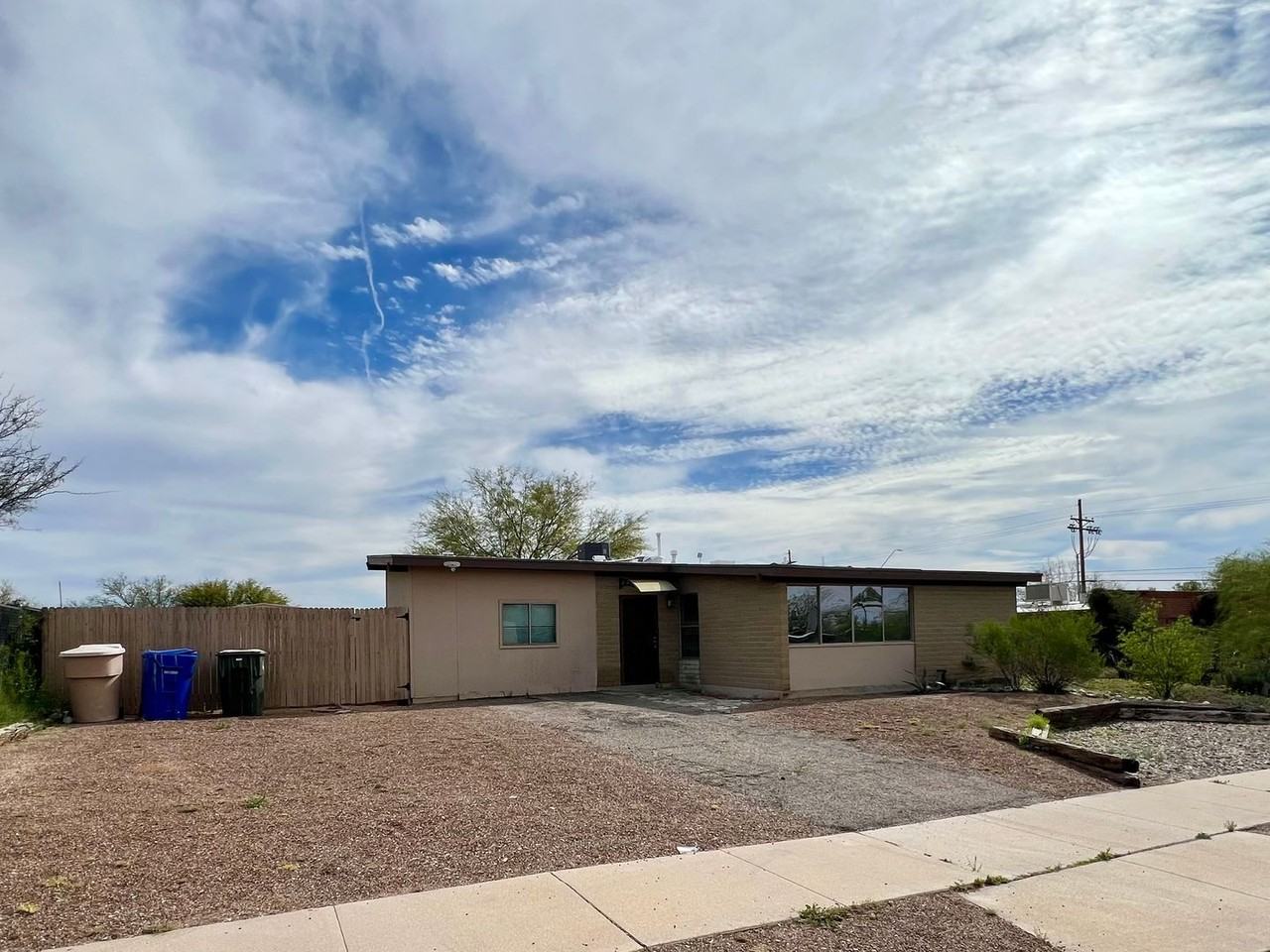 9510 E 33rd St - Photo 2 of 18