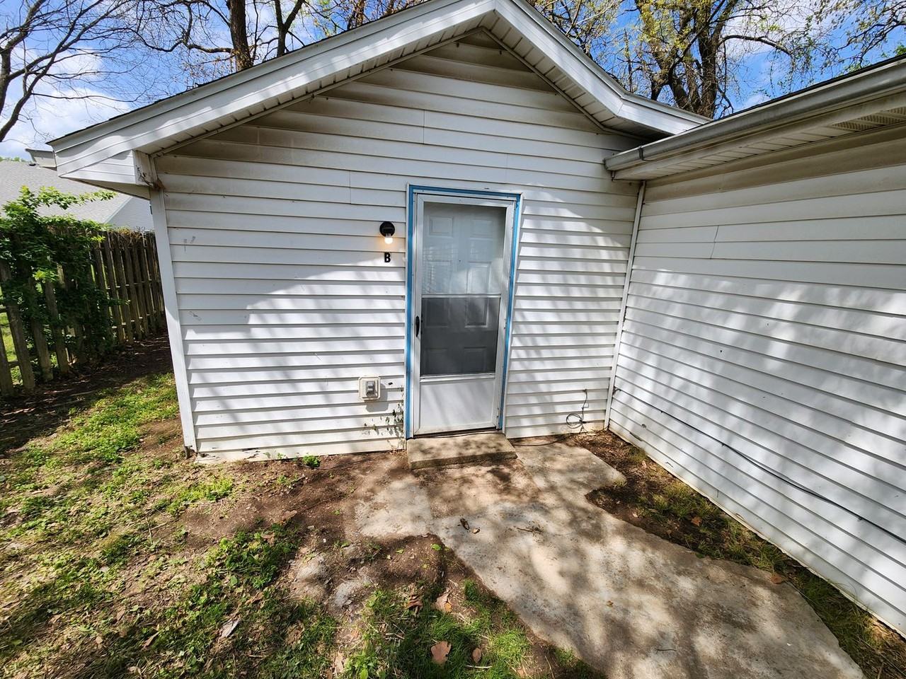 1433 N Brown Ave #B - Photo 3 of 16