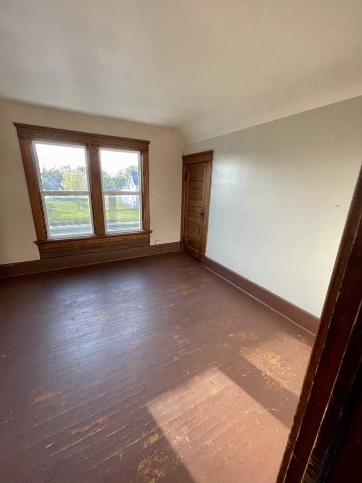 1528 Hayes Ave - Photo 3 of 11