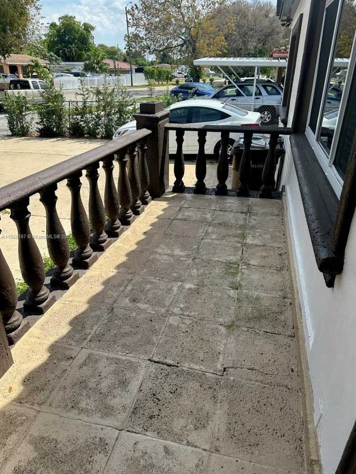 160 W 60th St - Photo 2 of 8