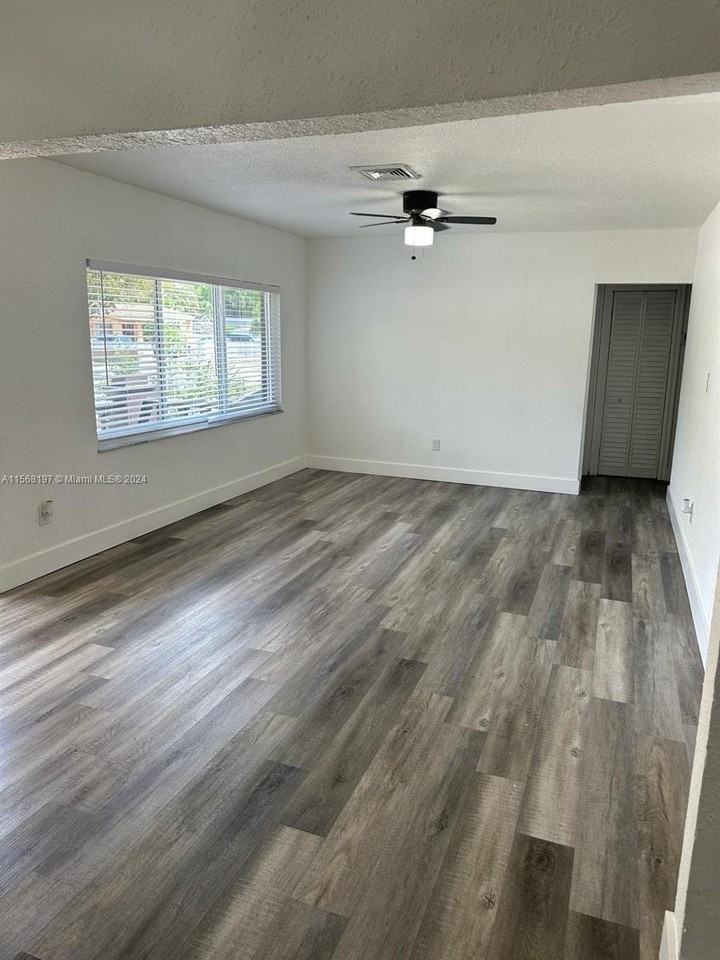 160 W 60th St - Photo 3 of 8