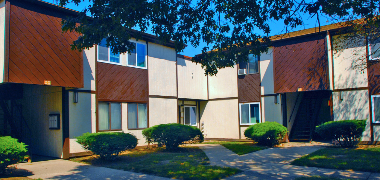 Algonac Manor - Photo 3 of 5