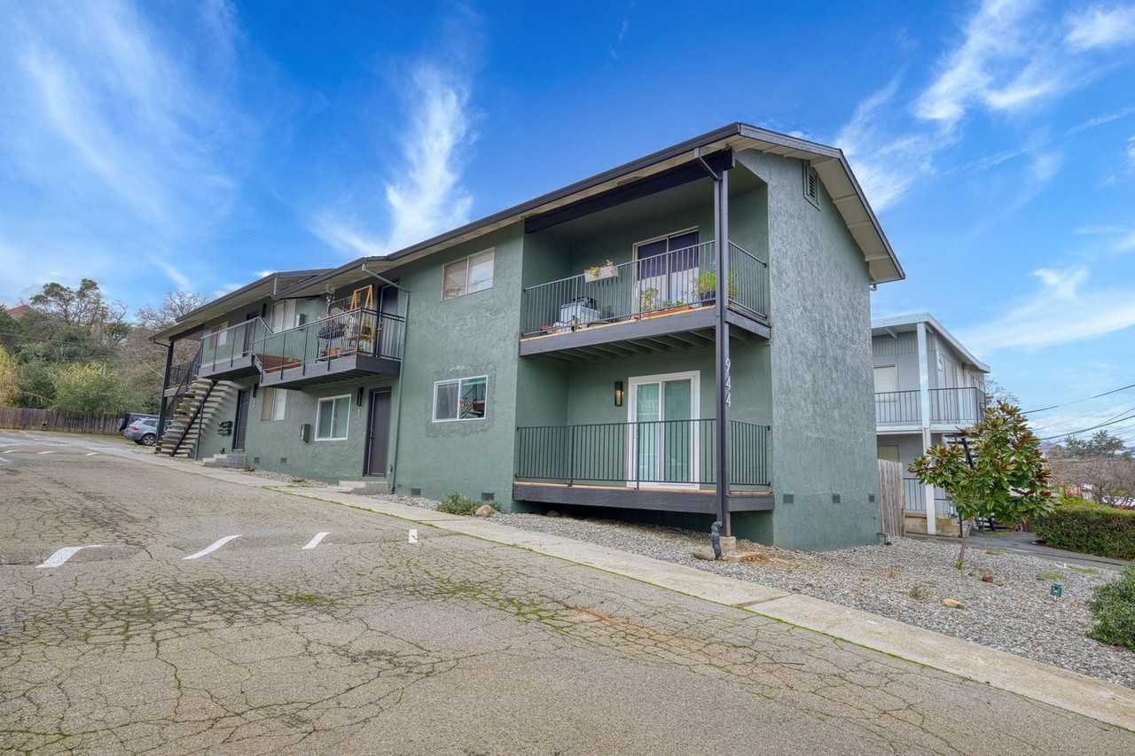 944 West - Photo 2 of 11