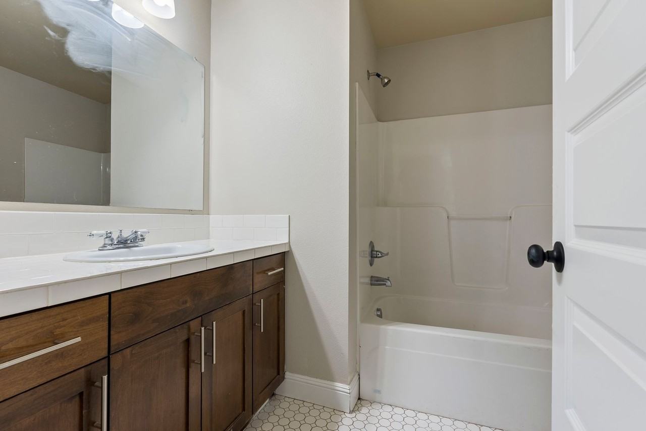 5325 Ne Cully Blvd - Photo 6 of 38