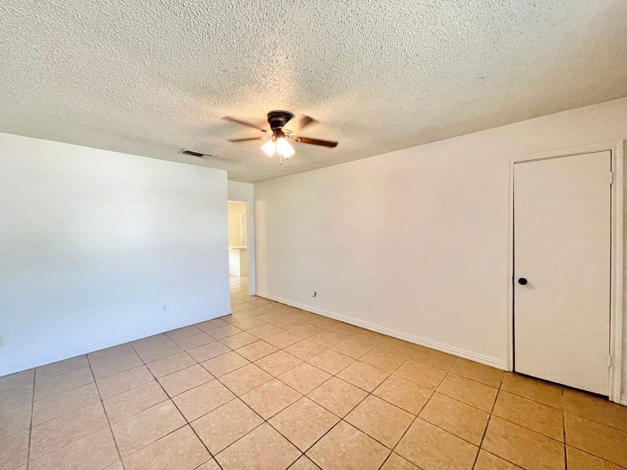 704 N 19th St - Photo 2 of 19