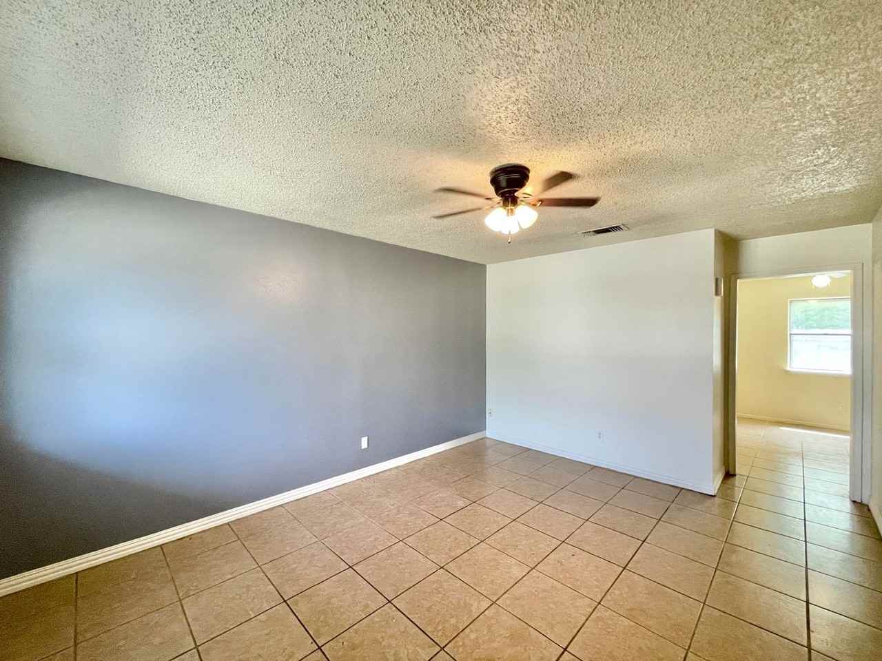 704 N 19th St - Photo 3 of 19