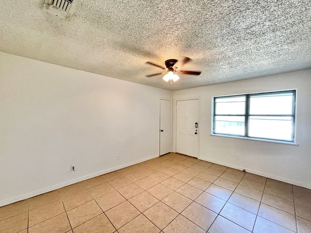 704 N 19th St - Photo 4 of 19