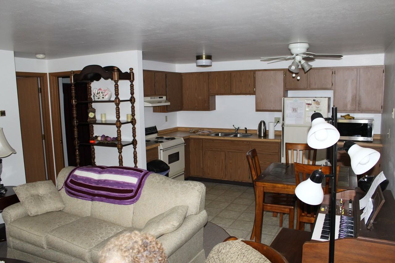 Hillside Manor - Photo 3 of 7