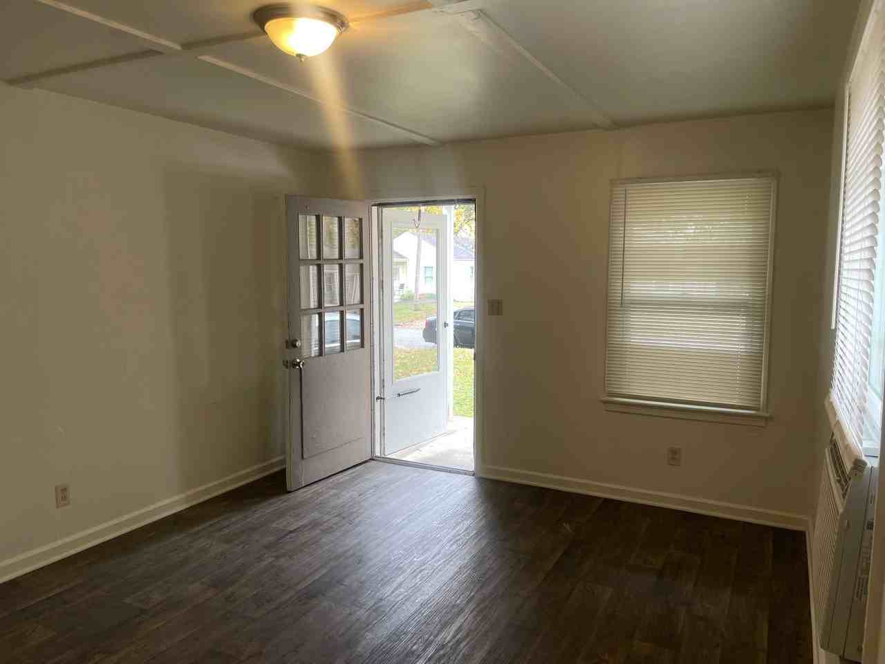 1515 Sloan St - Photo 4 of 13