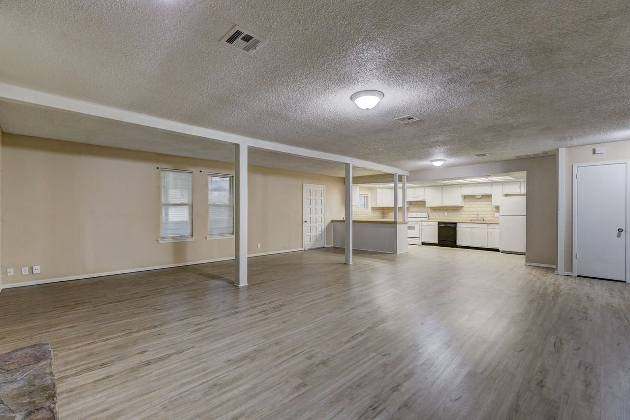 1913 Oakmeadows Dr - Photo 2 of 16