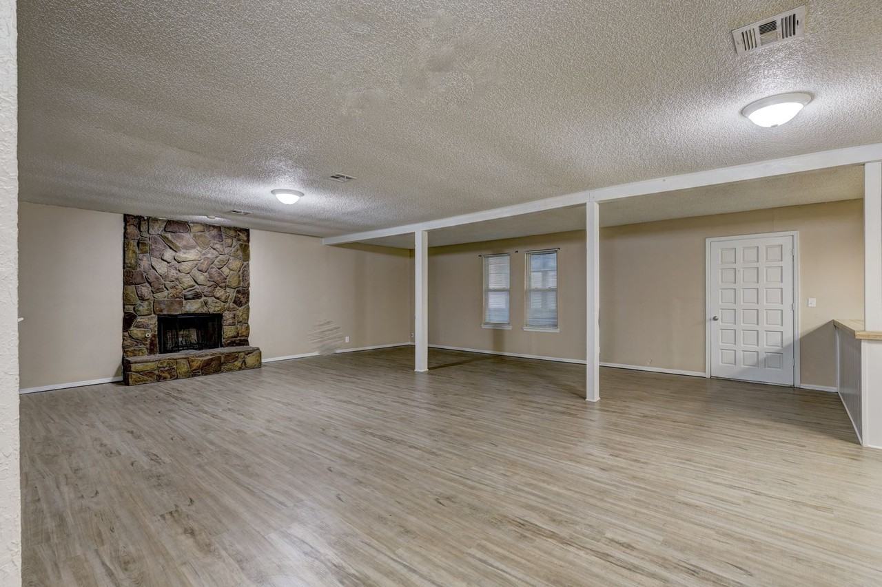 1913 Oakmeadows Dr - Photo 3 of 16