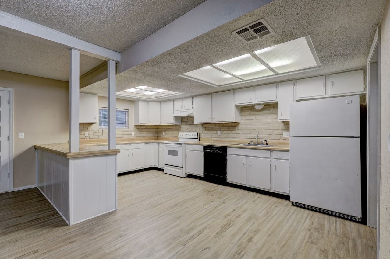 1913 Oakmeadows Dr - Photo 4 of 16