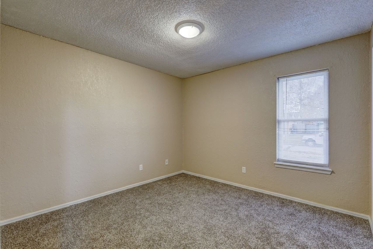 1913 Oakmeadows Dr - Photo 7 of 16