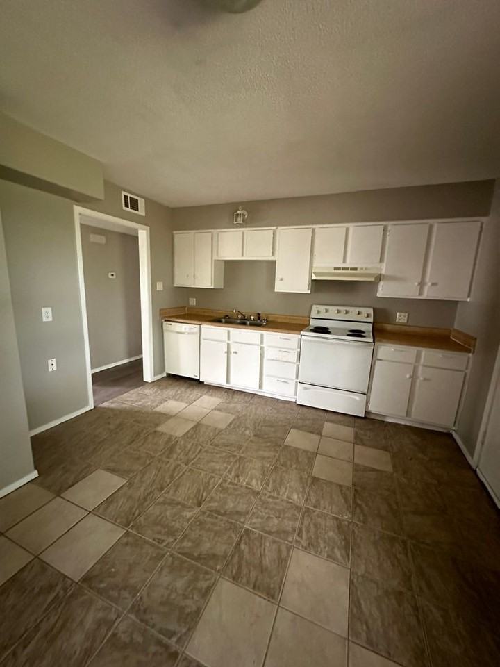 320 S 41st St - Photo 3 of 10