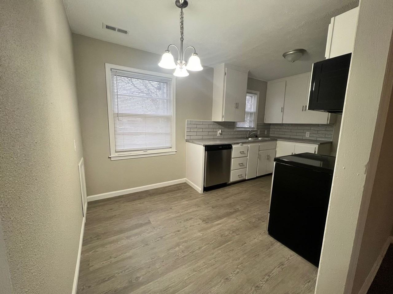 1147 N Poplar Ave - Photo 3 of 11