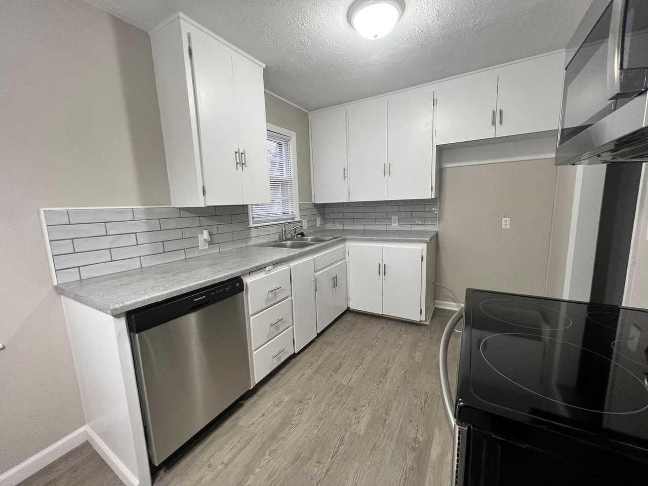 1147 N Poplar Ave - Photo 5 of 11