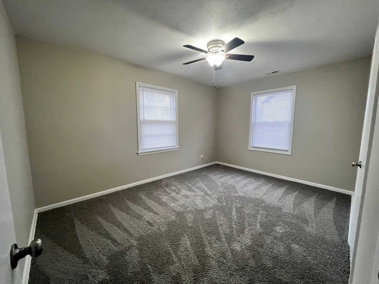 1147 N Poplar Ave - Photo 7 of 11