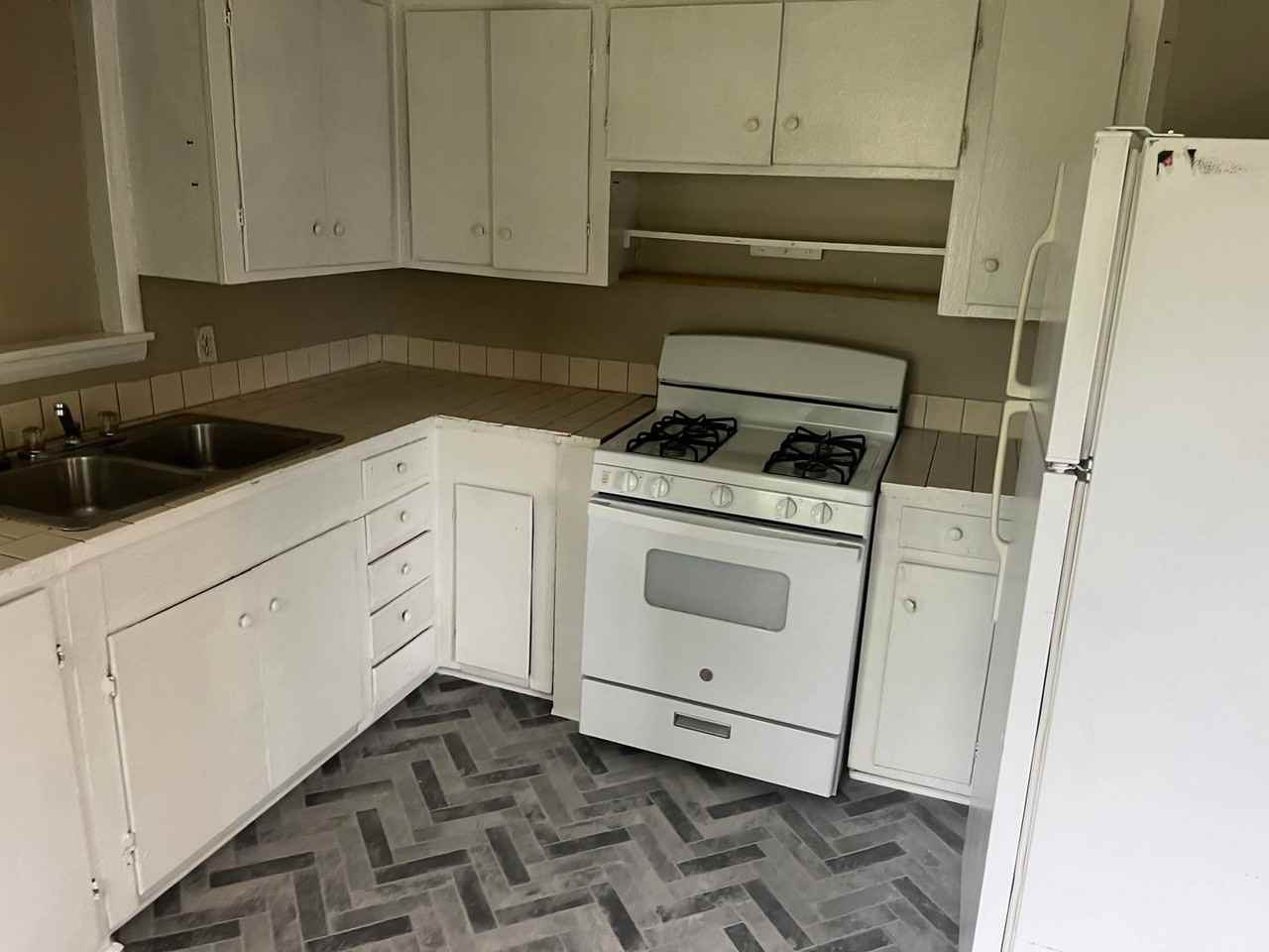 909 Belmont St - Photo 3 of 9