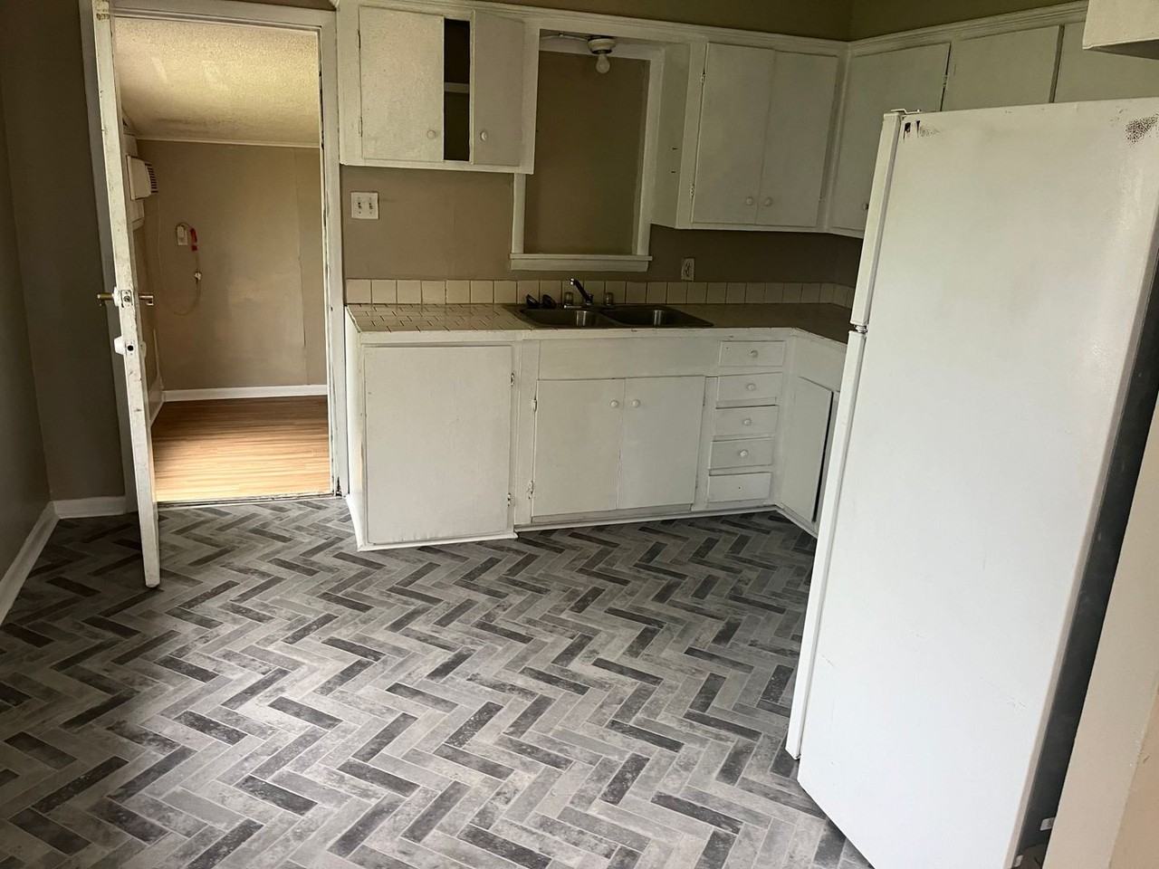 909 Belmont St - Photo 4 of 9