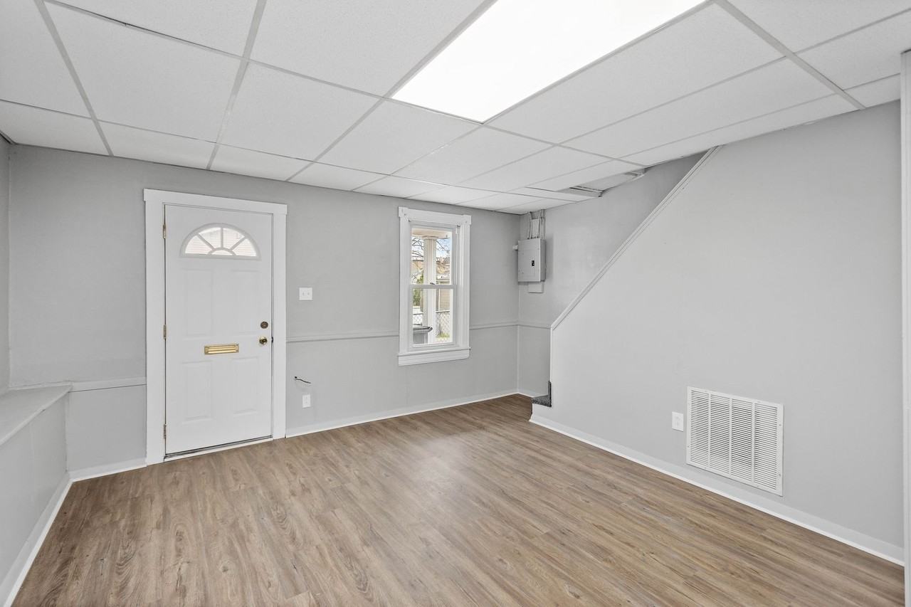 450 Center St - Photo 3 of 24