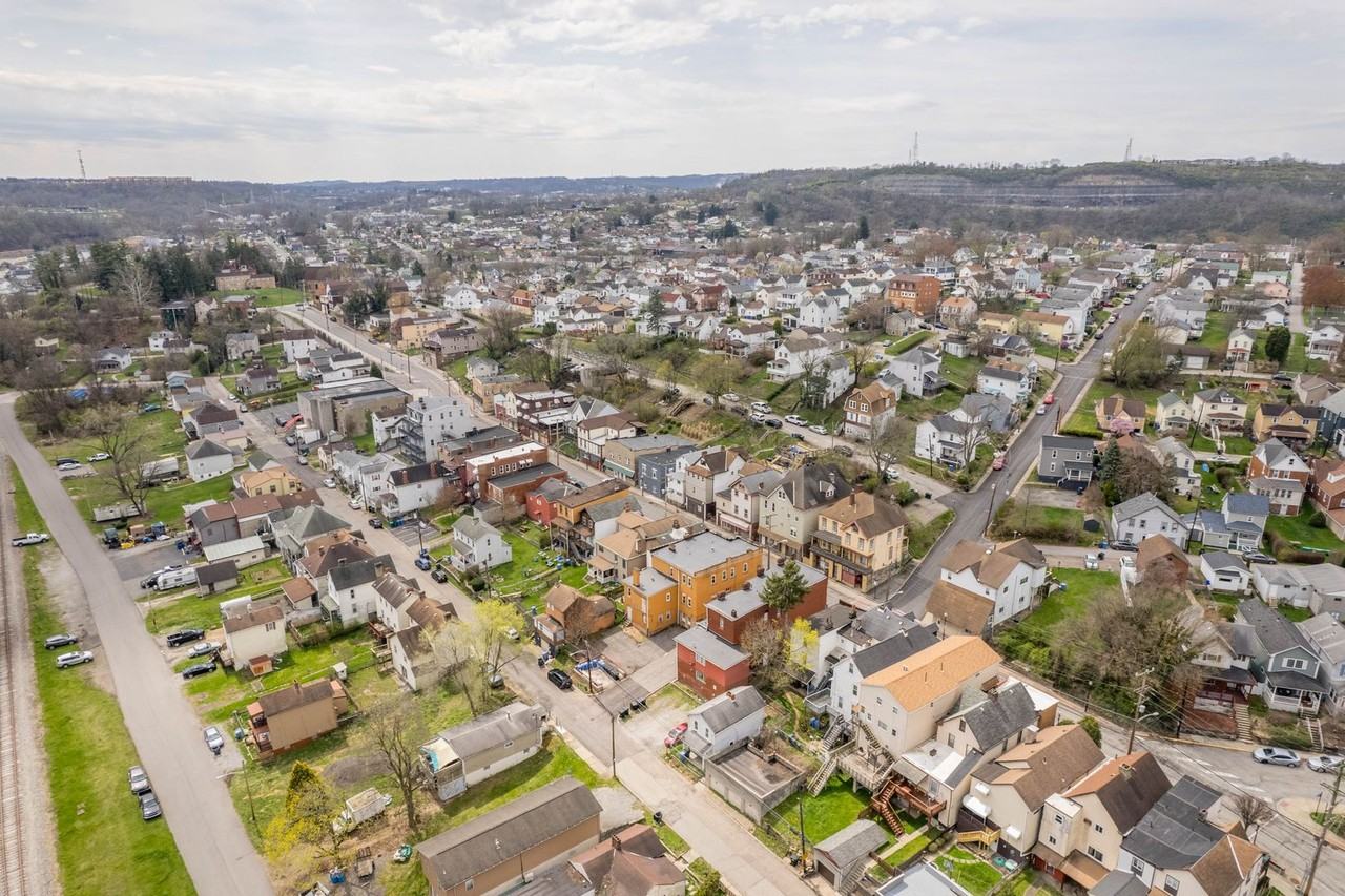 450 Center St - Photo 6 of 24