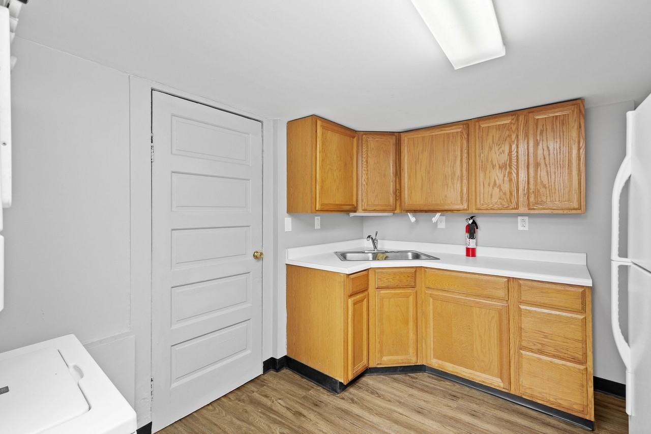 450 Center St - Photo 7 of 24