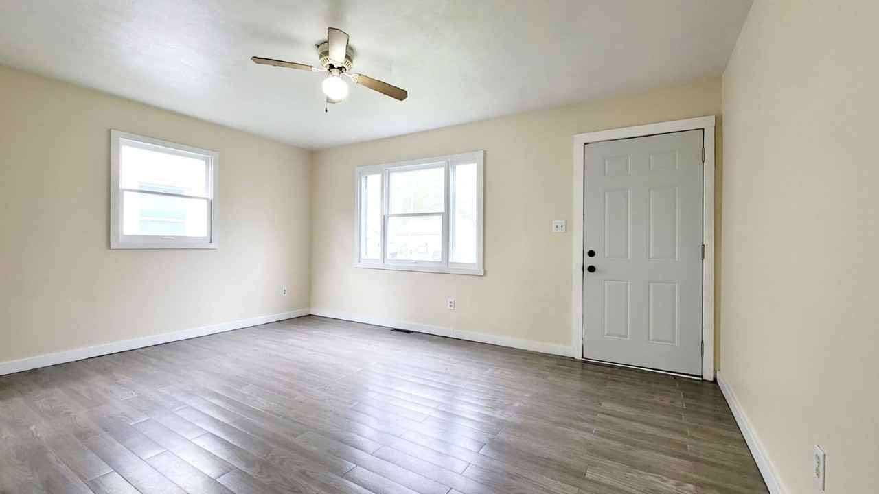 529 S Kenmore St - Photo 4 of 13