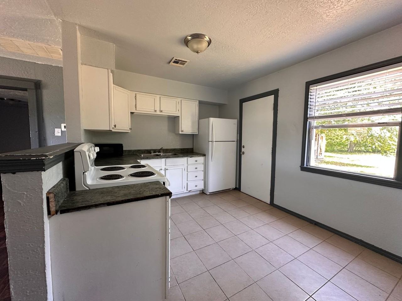 2805 Nw 19th St - Photo 2 of 11