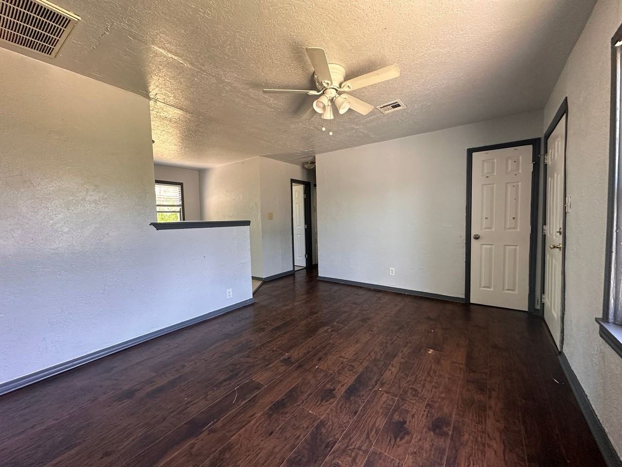 2805 Nw 19th St - Photo 3 of 11