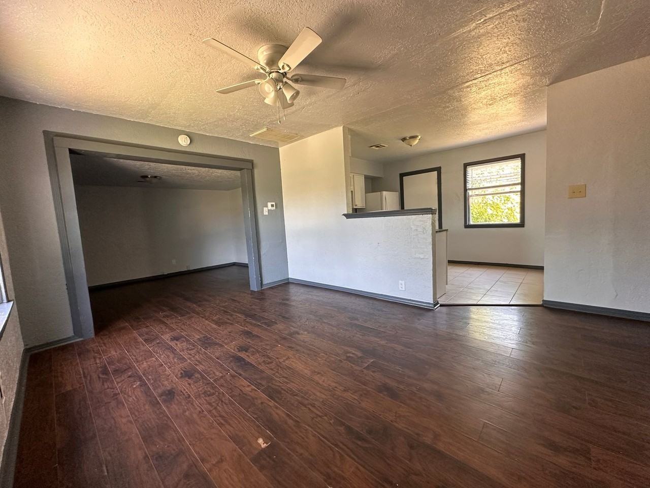 2805 Nw 19th St - Photo 4 of 11